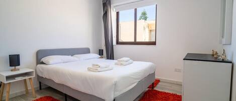3 bedrooms, desk, WiFi, bed sheets