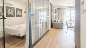 2 soverom, skrivebord, strykejern/-brett og reiseseng for barn
