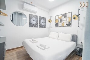 2 makuuhuonetta, työpöytä, silitysrauta/-lauta, vauvan matkasänky