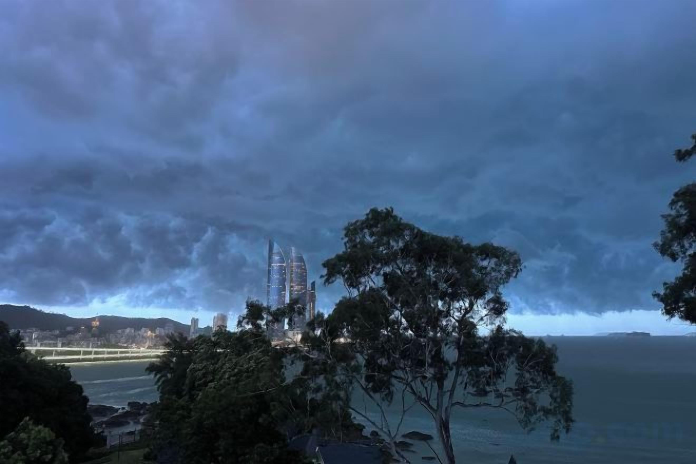 Un paysage urbain côtier avec des bâtiments imposants et une vue sur la mer.
