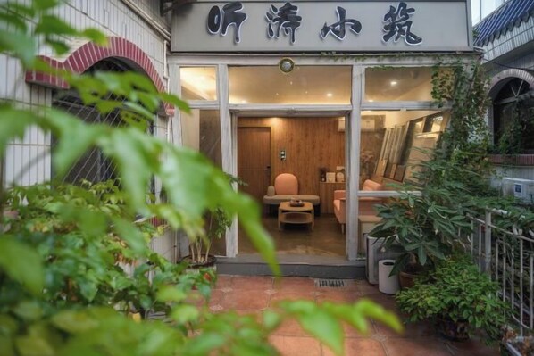 A traditional Japanese-style entrance with a wooden door and a small seating area inside. - Gulangyu Tingtao Xiaozhu Seaview Hotel (Piano Wharf Yueyueyuan Branch) (Xiamen)