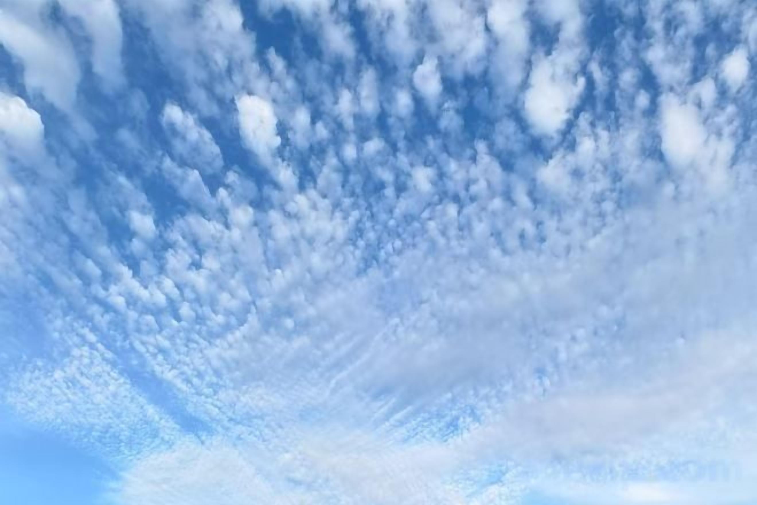 Un ciel parsemé de nuages.