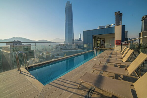 สระว่ายน้ำกลางแจ้งเปิดตามฤดูกาล