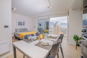 Estudio estándar | Tabla de planchar con plancha y wifi gratis 