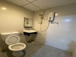 Deluxe Double Room | Bathroom | Shower, bidet, towels, soap