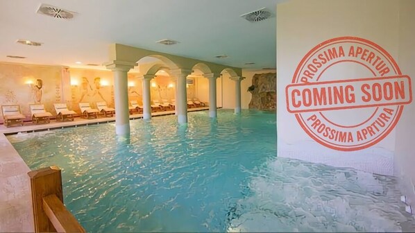 15 座室內游泳池，提供日光浴躺椅