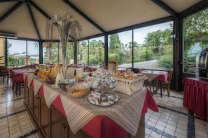 Colazione a buffet inclusa, servita tutte le mattine