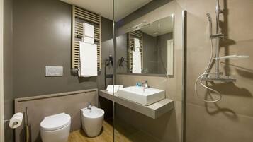 Dusche, kostenlose Toilettenartikel, Haartrockner, Bidet