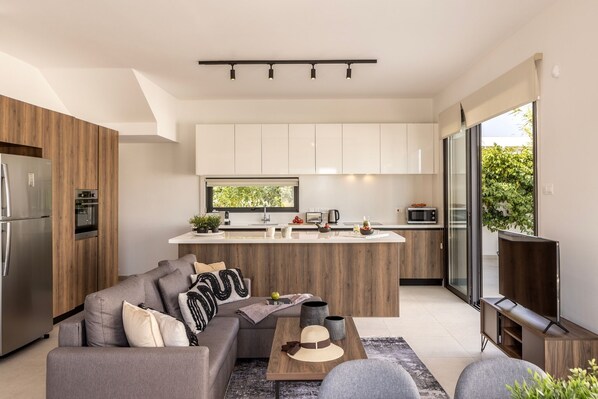 TV - 4 bedroom villa In Nissi beach (Ayia Napa)