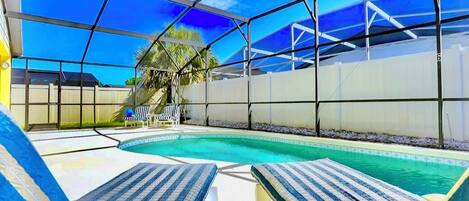 حمّام سباحة مُدفَّأ