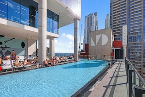 Una piscina al aire libre