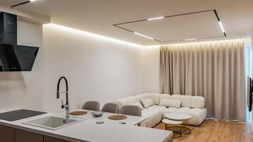 Appartement, balcon, vue mer | Cuisine privée | Bouilloire électrique