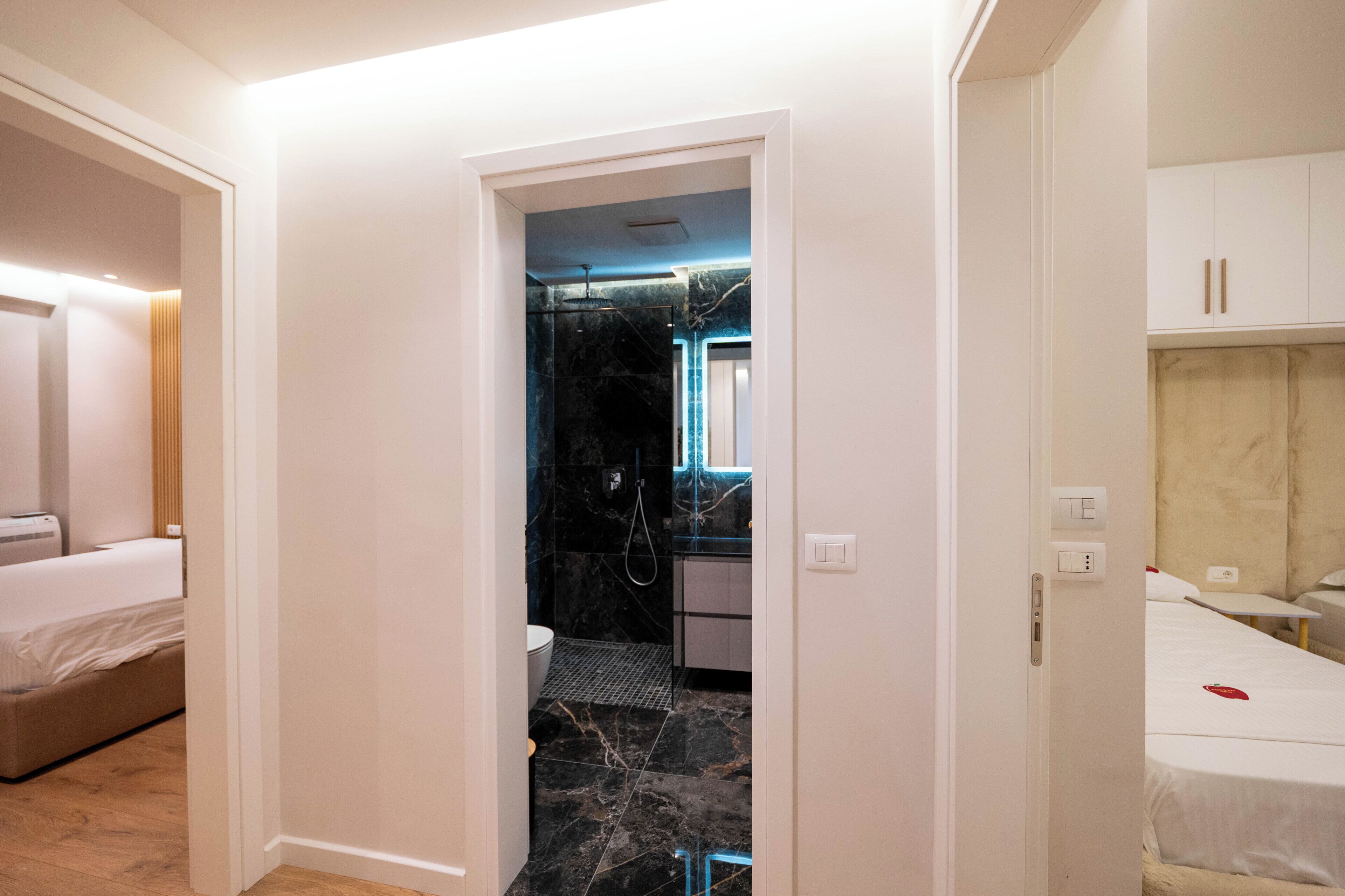 Una camera d'albergo con un letto, un bagno con doccia e un angolo cottura.