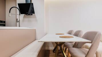 Appartement, balcon, vue mer | Cuisine privée | Bouilloire électrique