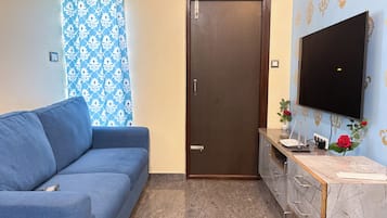 Deluxe Apartment, City View | Living area
