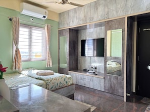 Studio – classic, byutsikt | Skrivebord, skrivebord for bærbar PC og wi-fi (inkludert)