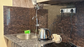 Deluxe Apartment, City View | Private kitchenette
