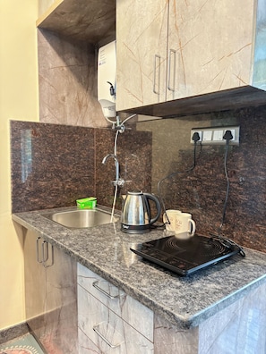 Appartement Deluxe, vue ville | Coin cuisine privé | Réfrigérateur, batterie de cuisine, vaisselle et ustensiles