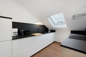 Fridge, oven, stovetop, dishwasher