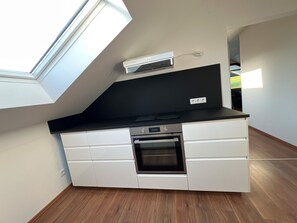 Frigorífico, horno, placa de cocina y lavavajillas