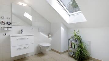 Ducha, artículos de higiene personal gratuitos y secador de pelo