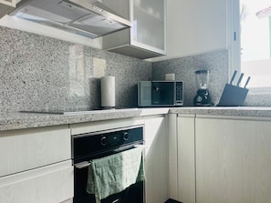 Fridge, microwave, oven, coffee/tea maker