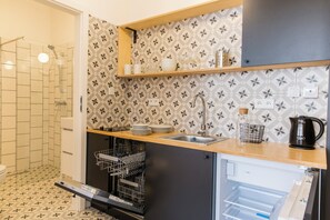 Appartement, 2 slaapkamers | Privékitchenette | Een koelkast, een kookplaat, een vaatwasser, kookgerei, borden en bestek