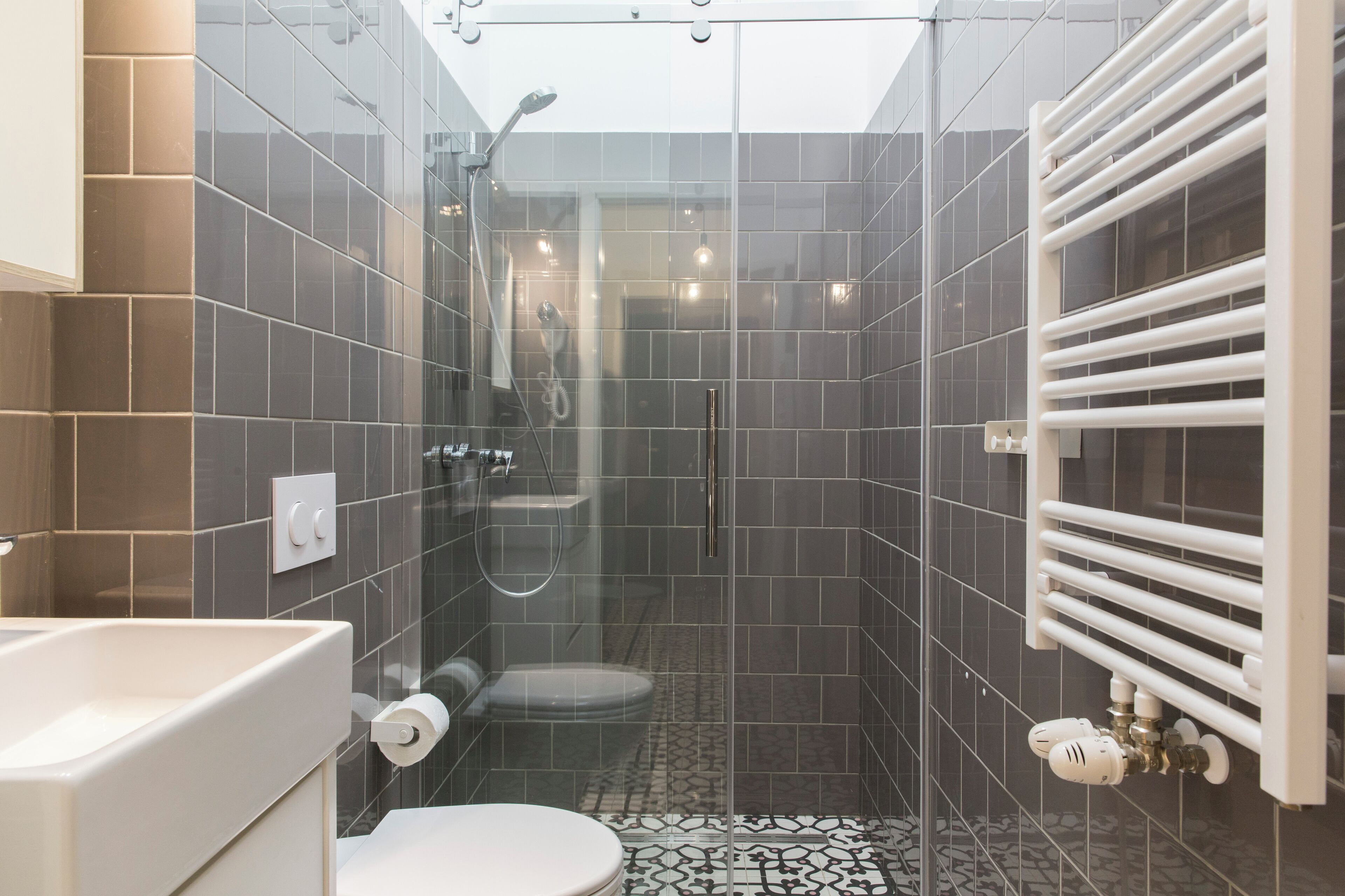 Apartament, 1 dormitori | Bany | Dutxa, assecador de cabells i tovalloles 