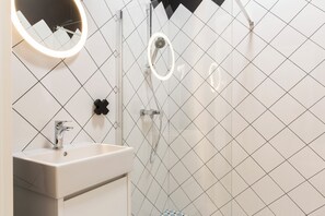 Classic apartman | Fürdőszoba | Zuhanyzó, hajszárító és törölközők