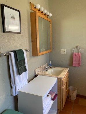 Toallas, jabón, papel de baño