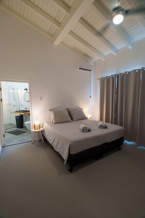 5 bedrooms, iron/ironing board, WiFi, bed sheets