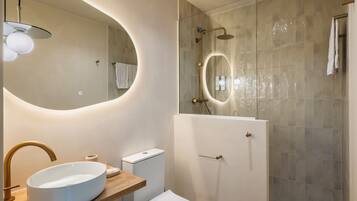 Double Room, Balcony, City View | Bathroom | Shower, hair dryer, towels, soap