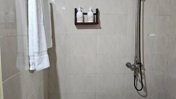 Habitación doble | Baño | Ducha, toallas, jabón y champú