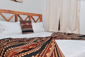 Kamar Double | Ruang kerja ramah laptop, setrika/meja setrika, dan Wi-Fi gratis