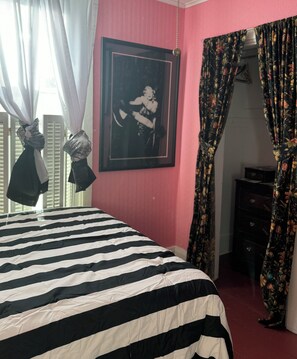 1 bedroom, iron/ironing board, WiFi, bed sheets - The Abigail Manor Historic French Farm 1861 Victorian with Award Winning Gardens (Manistee)