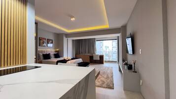 1 quarto, escrivaninha, ferros/tábuas de passar roupa, berço de viagem