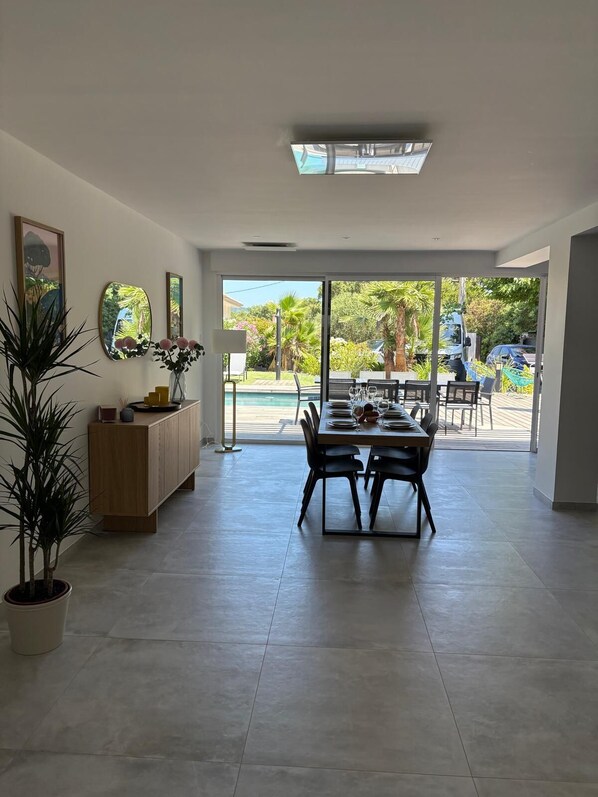 Dining - Charming vacation villa with swimming pool, 5 minutes from the beach! (Le Lavandou)