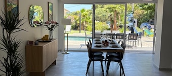 Family villa with a pool, 100 meters from the beach – Le Lavandou