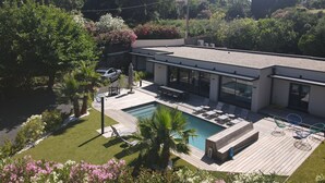 A modern house with a swimming pool, outdoor seating, and lush greenery. - Family villa with a pool, 100 meters from the beach – Le Lavandou (Le Lavandou)