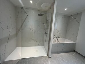 Dusche, Haartrockner, Handtücher, Toilettenpapier