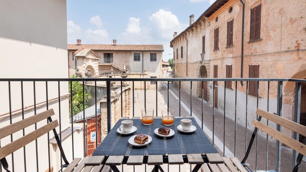 Unclassified image, 1 of 35, button - Suite apartment on Naviglio Castel view with balcony (Robecco Sul Naviglio)
