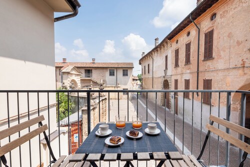 Suite apartment on Naviglio Castel view with balcony