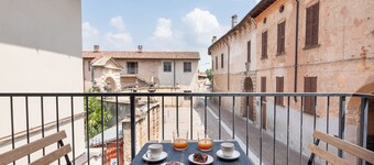 Suite apartment on Naviglio Castel view with balcony