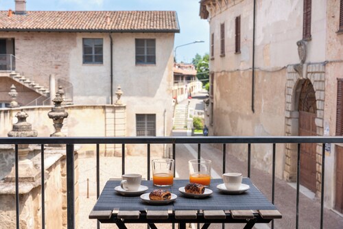 Suite apartment on Naviglio Castel view with balcony