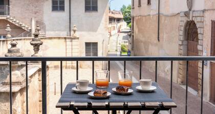 Suite apartment on Naviglio Castel view with balcony