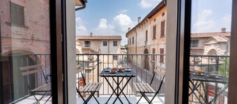Suite apartment on Naviglio Castel view with balcony