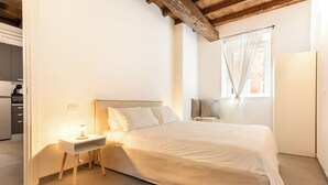 Unclassified image, 2 of 35, button - Suite apartment on Naviglio Castel view with balcony (Robecco Sul Naviglio)