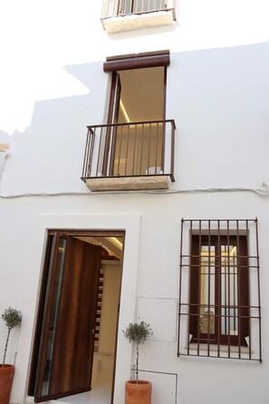 Vista frontal de la propiedad