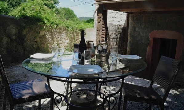 Outdoor dining - Apartment 'De Charme En Ardèche' with Private Garden and Wi-Fi (Aubenas)