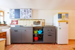 Coffee/tea maker, fridge, microwave, cookware/dishes/utensils